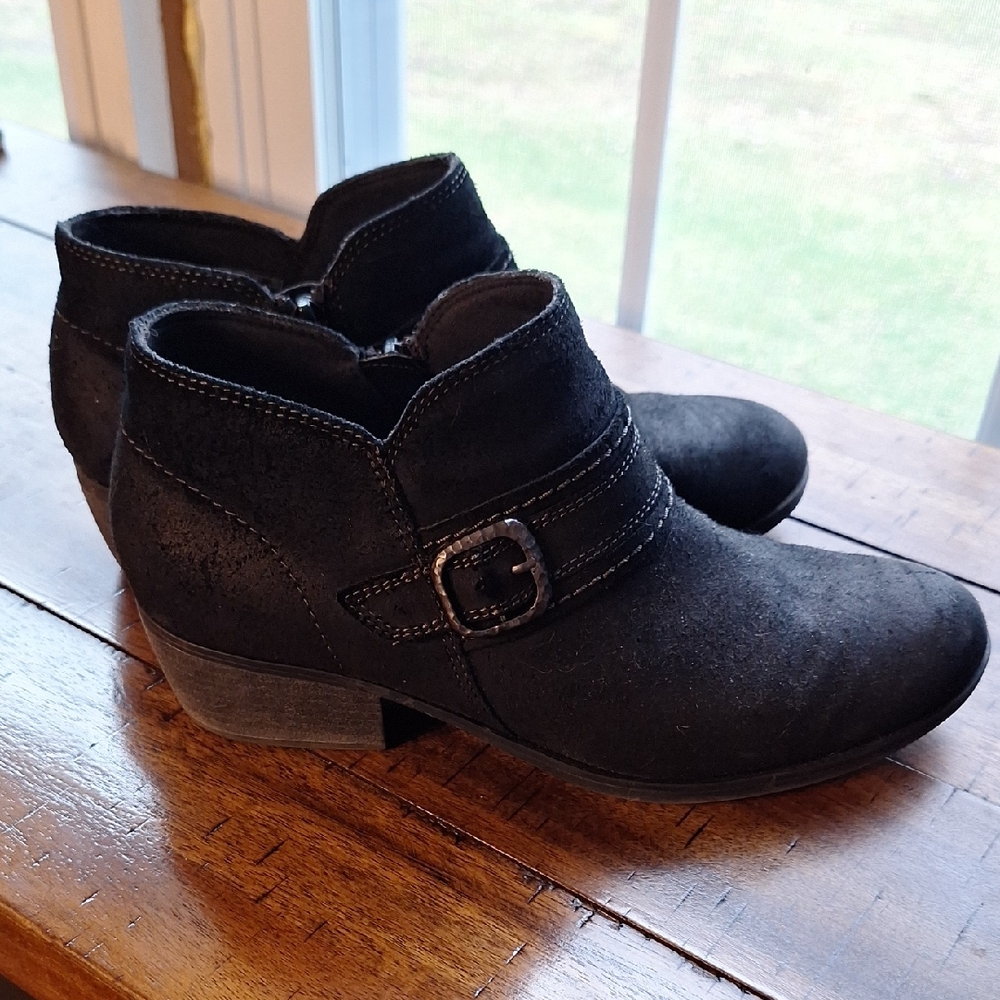 Clarks Women's Charlten Bay Ankle Boot. Size 8